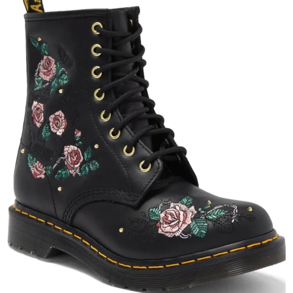 1460 Vonda Chain Boot DR. MARTENS.    !!NEVER WORN!!